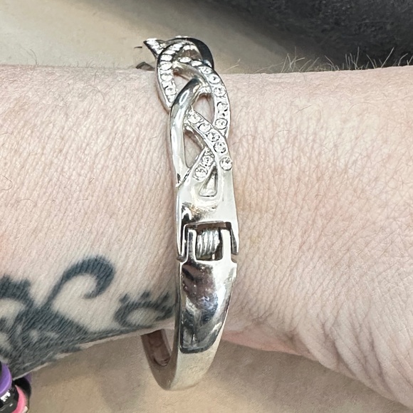 Silver Tone, Braided, Hinged Bangle Bracelet w/Clear Crystals. Vintage. - Picture 6 of 10